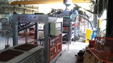 液壓磚機(jī)生產(chǎn)現(xiàn)場