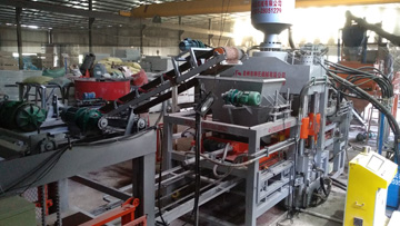 液壓磚機(jī)生產(chǎn)現(xiàn)場